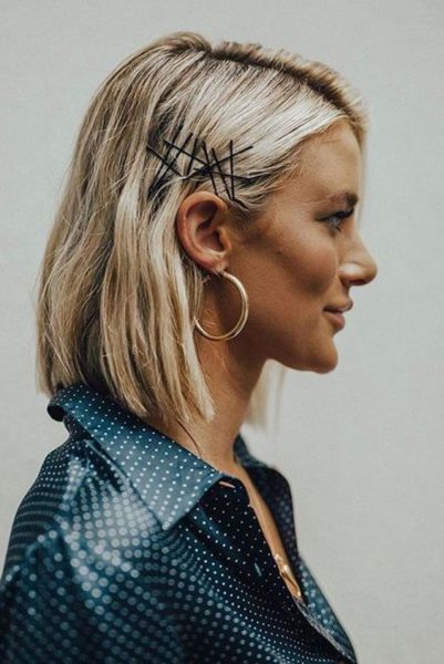 Demonstração de técnicas de penteado com forcinhos e apoio na parte superior da cabeça, ideal para penteados sofisticados e estilos para eventos especiais.